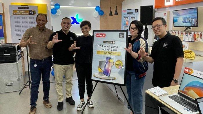 Head of Region 2 Erajaya, Tonny Hartanto (paling kiri), Group Head Direct Channel Management XL Axiata, Muhamad Novan Adilandy, Head of Carrier B2C Erafone, Diana Sevi, Group Head XL Axiata West Region, Desy Sari Dewi, dan Group Head Indirect Channel Management XL Axiata, Junius Khoestadi saat meresmikan Myprio Deal Expo 2023 di Erafone Megastore Plaza Medan Fair, Medan, Sabtu (7/10). XL Axiata dan Erafone serentak menggelar Myprio Deal Expo 2023 bagi seluruh pelanggan XL PRIORITAS. Berbagai penawaran menarik bisa pelanggan dapatkan melalui event ini, dari mulai tukar tambah smartphone lama dengan yang baru, mendapatkan promo nomor cantik dan kuota internet besar.