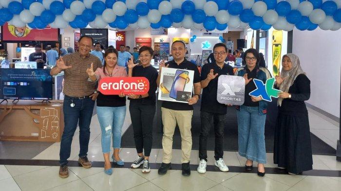 Head of Region 2 Erajaya, Tonny Hartanto (paling kiri), Head of Carrier B2C Erafone, Diana Sevi (kedua dari kiri), Group Head Direct Channel Management XL Axiata, Muhamad Novan Adilandy (tengah), Group Head Indirect Channel Management XL Axiata, Junius Khoestadi, Group Head XL Axiata West Region, Desy Sari Dewi, dan Head Direct Channel XL Axiata West Region, Nadra Dwiyana saat meresmikan Myprio Deal Expo 2023 di Erafone Megastore Plaza Medan Fair, Medan, Sabtu (7/10). XL Axiata dan Erafone serentak menggelar Myprio Deal Expo 2023 bagi seluruh pelanggan XL PRIORITAS. Berbagai penawaran menarik bisa pelanggan dapatkan melalui event ini, dari mulai tukar tambah smartphone lama dengan yang baru, mendapatkan promo nomor cantik dan kuota internet besar.
