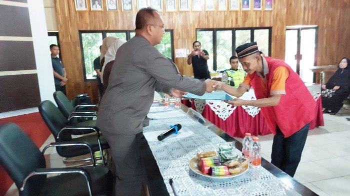 Herry Siswandi menerima salinan keputusan sidang Restorative Justice yang diserahkan Kepala Kejaksaan Negeri Tanah Laut, Teguh Imanto, Kamis (5/10/2023).