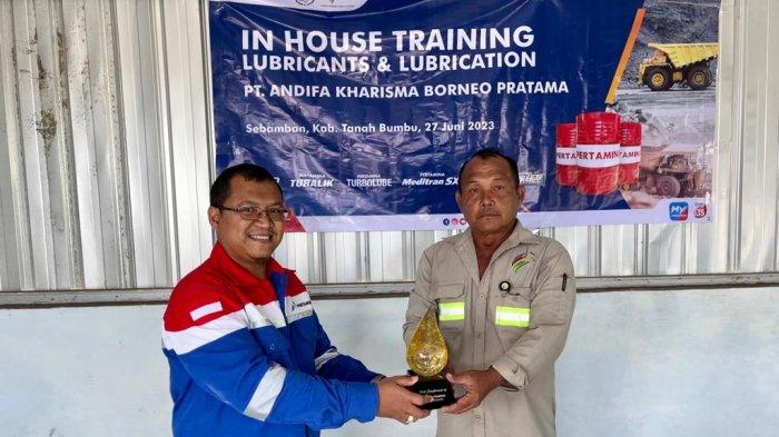 Sales Area Manager Industry Banjarmasin PTPL Sugiyanto, Plant Manager PT Andifa Kharisma Borneo Pratama Yogi Dwi P. dan Jajaran Staff AKBP lainnya di acara serangkaian In House Training yang diadakan secara Offline di Meeting Room PT Andifa Kharisma Borneo Pratama site PCN di Sebamban Tanah Bumbu, Kalimantan Selatan pada 27 Juni 2023.