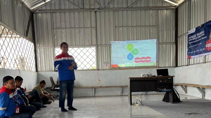 Sales Area Manager Industry Banjarmasin PTPL Sugiyanto, Plant Manager PT Andifa Kharisma Borneo Pratama Yogi Dwi P. dan Jajaran Staff AKBP lainnya di acara serangkaian In House Training yang diadakan secara Offline di Meeting Room PT Andifa Kharisma Borneo Pratama site PCN di Sebamban Tanah Bumbu, Kalimantan Selatan pada 27 Juni 2023.