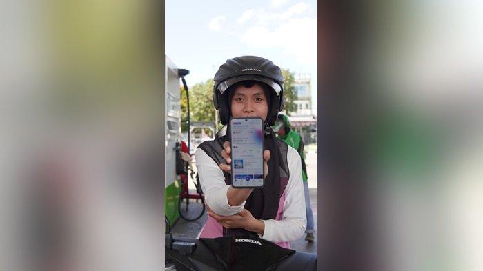 Isi Pertalite- Warga Banjarbaru menunjukkan aplikasi My Pertamina untuk isi BBM jenis Pertalite di SPBU Coco Banjarbaru.