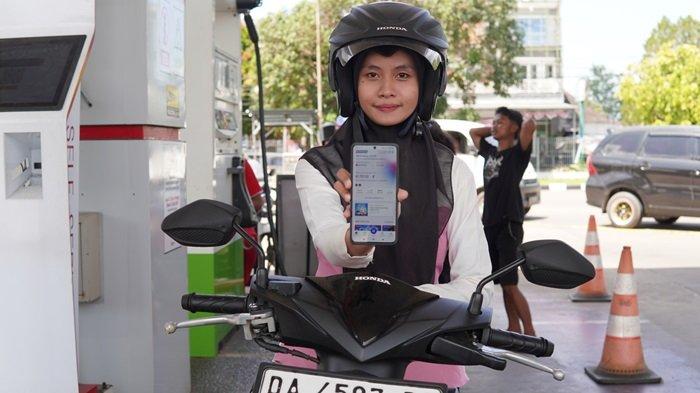 Isi Pertalite- Warga Banjarbaru menunjukkan aplikasi My Pertamina untuk isi BBM jenis Pertalite di SPBU Coco Banjarbaru.