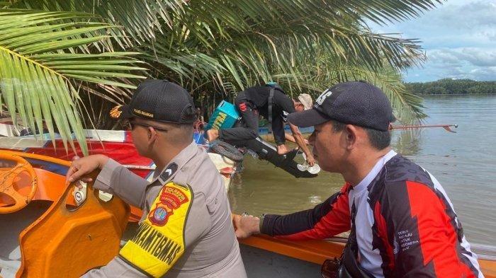 JENAZAH - Polisi saat melakukan olah TKP jasad kakek bernama M Zaini (64) yang terjun dari atas Jembatan Kahayan, Kota Palangka Raya, Kalimantan Tengah, Selasa (20/5/2025).