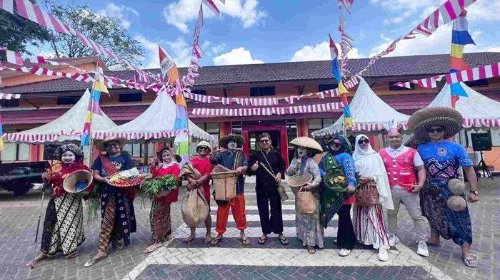 Jajaran Dinas Perpustakaan dan Kearsipan Kalimantan Selatan (Dispersip Kalsel), pegawai Perpustakaan Palnam, Perpustakaan Tendean dan Depo Arsip mengikuti berbagai lomba pada perayaan HUT ke-78 Kemerdekaan RI, Kamis (17/8/2023).