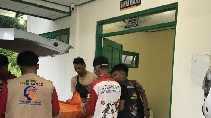 Jenazah pria bernama Indra Suhardi (45) saat berada di ruang jenazah RSUD dr Murdjani Sampit, Sabtu (9/11/2024).