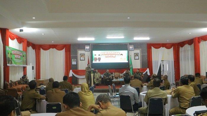 KALANGAN pejabat Pemkab Tala mengikuti Penerangan Hukum di Sarantang Saruntung Pelaihari, Selasa (2/7).