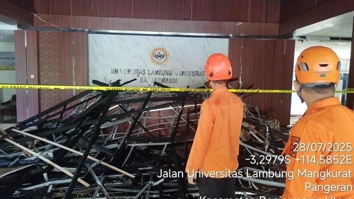 KEBAKARAN–Badan Penanggulangan Bencana Daerah (BPBD) Kota Banjarmasin merespon kebakaran yang melanda Gedung Rektorat ULM Banjatmasin terjadi sekitar pukul 06.37 Wita. Tak ada korban jiwa dalam insiden, pihak kepolisian masih menyelidiki sebab pasti.BPBD Sebut tak Ada Korban Jiwa dalam Kebakaran Gedung Rektorat ULM Banjarmasin