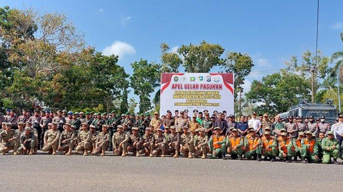 KETUA DPRD Tala Muslimin SE (tengah) bersama Pj Bupati H Syamsir Rahman dan Forkopimda Tala berpose bersama dengan petugas pengamanan pemilu seusai apel Gelar Pasukan Operasi Kepolisian Terpusat Mantap Brata Intan 2023-2024 di Pelaihari, Selasa (17/10).