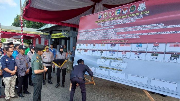 KETUA DPRD Tala Muslimin SE turut menandatangani Ikrar Pemilu Damai 2024 seusai Gelar Pasukan Operasi Kepolisian Terpusat Mantap Brata Intan 2023-2024 di Pelaihari, Selasa (17/10).