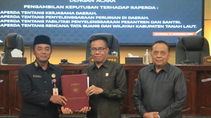 KETUA DPRD Tala Muslimin dan Kepala BPKAD Tala M Darmin disaksikan Wakil Ketua H Atmari memperlihatkan dokumen pengesahan persetujuan empat raperda menjadi perda, Kamis (21/12) malam.