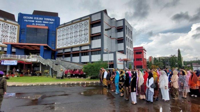 KHIDMAT - Upacara peringatan Hardiknas di kampus Politala berlangsung khidmat dan semarak dengan ragam busana adat Nusantara, Kamis (2/5) pagi.