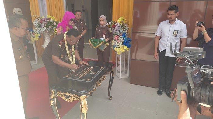 Kajati Kalsel, Mukri menandatangani prasasti peresmian gedung baru Kejari Tapin, Selasa (5/12/2023).