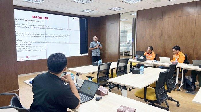 Kegiatan In House Training untuk Segmen Mining & Agro yang diadakan secara Offline oleh PT Pertamina Lubricants di Meeting Room PT Jhonlin Group di Jhonlin Tower, Batulicin, Kabupaten Tanah Bumbu, Provinsi Kalimantan Selatan, Jumat (24/11/2023).