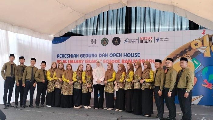 Kegiatan Pembina Yayasan Abdul Aziz Halaby, Hj Erna Lisa Halaby saat meresmikan bangun gedung baru dan megah SD Al Halaby Islamic School di Jalan Intan Raya RT 05 Loktabat Utara Kota Banjarbaru