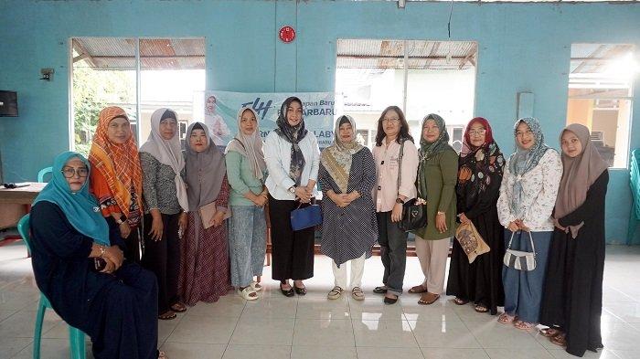 Kegiatan sapa warga dari Bakal Calon Wali Kota Banjarbaru 2024, Hj Erna Lisa Halaby, di di Komplek Bumi Cahaya Bintang, Kelurahan Sungai Besar, Kecamatan Banjarbaru Selatan.