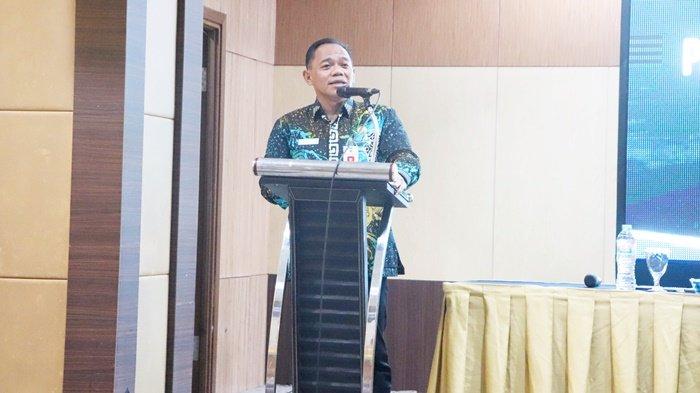 Kepala Dinas Pemberdayaan Masyarakat dan Desa Kabupaten Tanah Bumbu, Samsir, saat menyampaikan sambutan pada pembukaan Bimbingan Teknis Pelaksanaan Posyandu untuk Percepatan Penanganan Stunting, 3 sampai 5 November 2023.