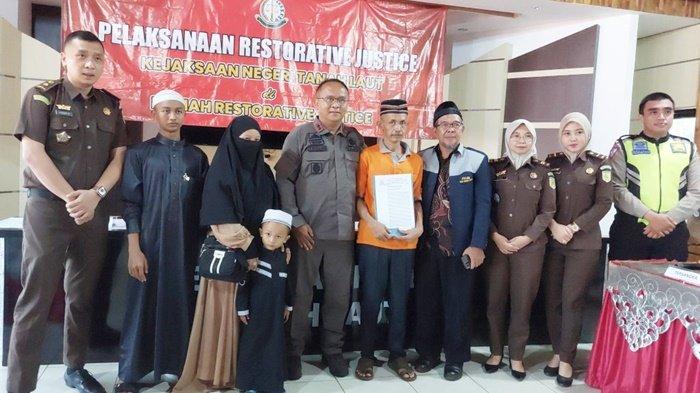 Kepala Kejaksaan Negeri Tanah Laut, Teguh Imanto, bersama kedua pihak terkait pada sidang Restorative Justice kasus kecelakaan lalu lintas, Kamis (5/10/2023).