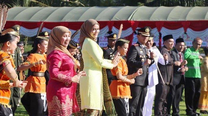 Kepala Polres AKBP Riza Muttaqin, Bupati Abdul Hadi dan jajaran Forkopimda mengikuti para penari dalam rangkaian Upacara Peringatan HU ke-77 Bhayangkara di Halaman Kantor Pemerintah Kabupaten Balangan di Kota Paringin, Provinsi Kalimantan Selatan, Sabtu (1/7/2023).