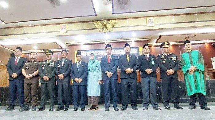 Ketua DPRD Kabupaten Tanah Laut, Muslimin, SE, Bupati, forkopimda foto bersama HM Saleh Baseri, PAW anggota dewan yang baru dilantik, Senin (18/9/2023).