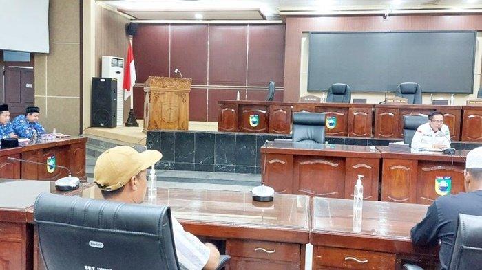 Ketua DPRD Kabupaten Tanah Laut, Muslimin, SE, memimpin Rapat Dengar Pendapat untuk mencari solusi atas perselisihan antara pekerja dan manajemen PT Sinar Nirwana Sari (SNS), Senin (27/11/2023) siang.