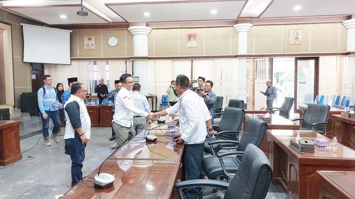 Ketua DPRD Kabupaten Tanah Laut, Muslimin, SE, bersalaman dengan pengurus DPP Serikat Buruh Nasional Indonesia yang mendampingi pekerja PT Sinar Nirwana Sari (SNS), Senin (27/11/2023) siang.