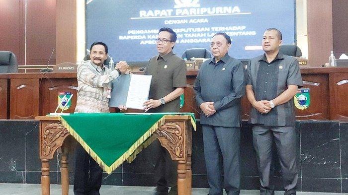 Ketua DPRD Kabupaten Tanah Laut, Muslimin, SE, dan Penjabat Bupati, H Syamsir Rahman, memperlihatkan berita acara pengesahan Raperda APBD 2024 menjadi Perda, Kamis (30/11/2023) malam.