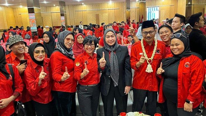 Ketua Dewan Pimpinan Pusat Partai Demokrasi Indonesia Perjuangan (PDIP), Megawati memerintahkan untuk memenangkan pasangan calon nomor urut 1, Lisa - Wartono di Pilkada Banjarbaru 2024.