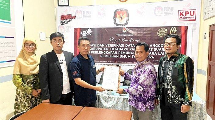 Ketua KPU Kabupaten Kotabaru, Andi Muhammad Saidi (kiri), setelah rapat pleno penetapan DCT Caleg Pemilu 2024.