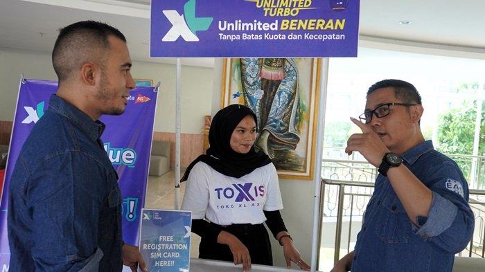 Ki-ka Group Head Corporate Communications XL Axiata, Reza Mirza bersama Regional Group Head XL Axiata East Region, Dodik Ariyanto pada saat media update di Hotel Raja, Kuta Mandalika, Kabupaten Lombok Tengah (12/10). Saat ini di Lombok, jaringan 4G XL Axiata telah melayani pelanggan di 598 desa/kelurahan, 53 kecamatan, dan  5 kabupaten/kota di Lombok.  Total ada lebih dari 4.000 BTS di seluruh Lombok, dengan sekitar 2.400 di antaranya BTS 4G