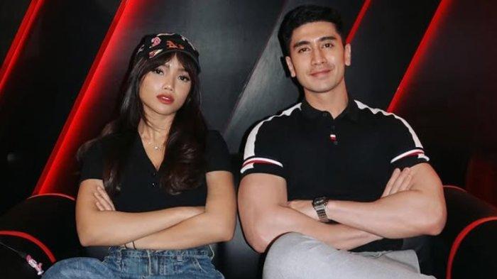 WARNA BAJU COUPLE - Kompaknya Fuji dan Verrell Bramasta kenakan baju senada saat main gokart bareng, terekam capture instagram, Sabtu (10/5/2025).