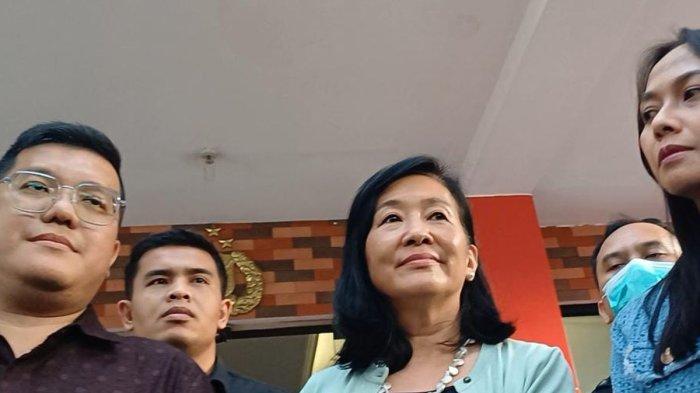 Kuasa hukum Clairmont, Dedi Sutanto (kiri) dan Erdia Christina (kanan), serta owner Clairmont, Susana Darmawan di Polres Metro Jakarta Selatan, Selasa (18/3/2025).