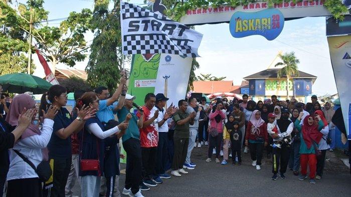 LEPAS - Sekda Kapuas, Septedy, saat melepas peserta jalan santai yang merupakan rangkaian kegiatan Askari Fest 2024, di Lapangan Bukit Ngalangkang Kuala Kapuas, Sabtu (31/8/2024),