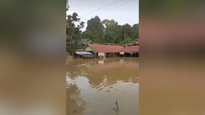 Luapan air Sungai Tabalong Kiwa di Pasar Pujung, Desa Bintang Ara yang ketinggian airnya nyaris membuat bangunan pasar tenggelam.