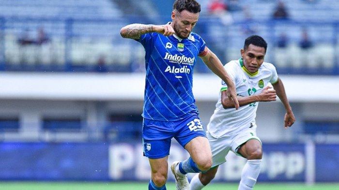 Aksi Marc Klok dalam laga Persib Bandung vs Persikabo 1973 pada laga Liga 1, Sabtu (16/9/2023) sore di Stadion Gelora Bandung Lautan Api.