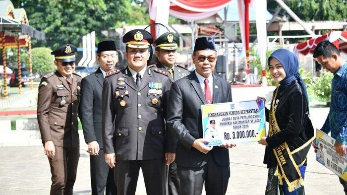Menyerahkan penghargaan dan reward berupa uang tunai kepada salah satu  pemudi HSS yang meraih prestasi di bidangnya.