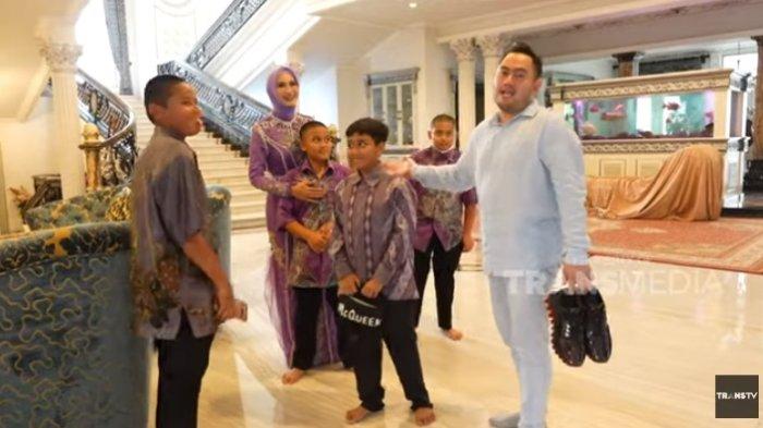 Mewahnya rumah Haji Ijay Crazy Rich Kalsel asal Binuang saat dikunjungi King Nassar.