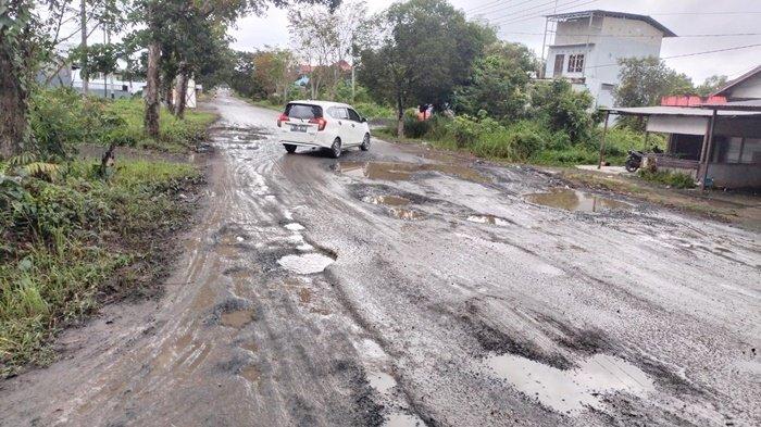 Mobil putih di jalan rusak wilayah Kersik Putih, Kecamatan Batulicin, Kabupaten Tanah Bumbu (Tanbu), Provinsi Kalimantan Selatan.