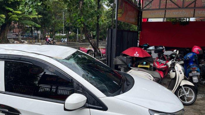Mobil tertimpa pohon tumbang di Jalan Anang Adenansi berhasil dievakuasi, kondisi mobil tampak ringsek bagian atas