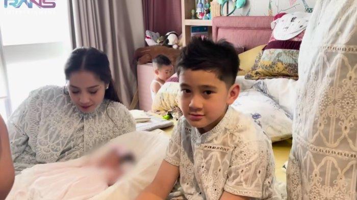 Momen Nagita dan Rafathar putra Raffi Ahmad bertemu bayi Lily.