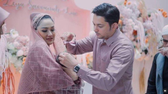 Momen aqiqah anak kedua Tengku Dewi Putri dan Andrew Andika.
