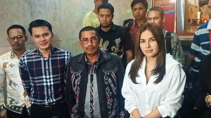 BANTAH TUDuHAN PEMERASAN - Nikita Mirzani didampingi kuasa hukumnya, Fahmi Bachmid dan sejumlah rekan memberi keterangan pers usai pemeriksaan kasus dugaan pemerasan di Polda Metro Jaya, Kamis (6/2/2025).