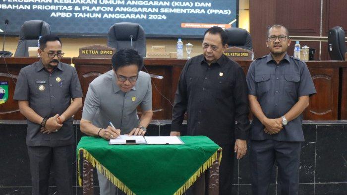 PERSETUJUAN - Ketua DPRD Tala Muslimin SE didampingi dua wakilnya disaksikan Pj Bupati Tala menandatangani Nota Kesepakatan Bersama Perubahan KUA PPAS 2024, Senin (5/8).