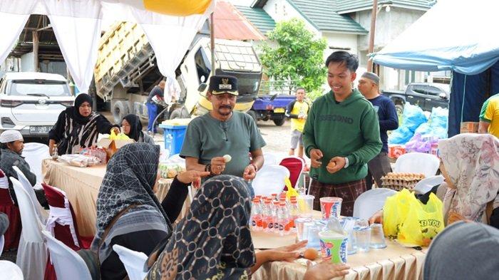 PJ Bupati Tala H Syamsir Rahman menyapa jemaah yang singgah di Posko Haul yang diririkan Pemkab Tala di Desa Banyu Irang, Sabtu (13/1).