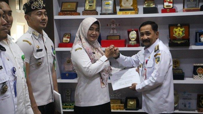 PJ Bupati Tala H Syamsir Rahman secara simbolis menyerahkan THR kepada perwakilan ASN, Rabu (27/3).