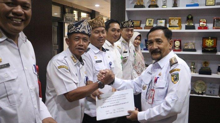 PJ Bupati Tala H Syamsir Rahman secara simbolis menyerahkan THR kepada perwakilan ASN, Rabu (27/3).