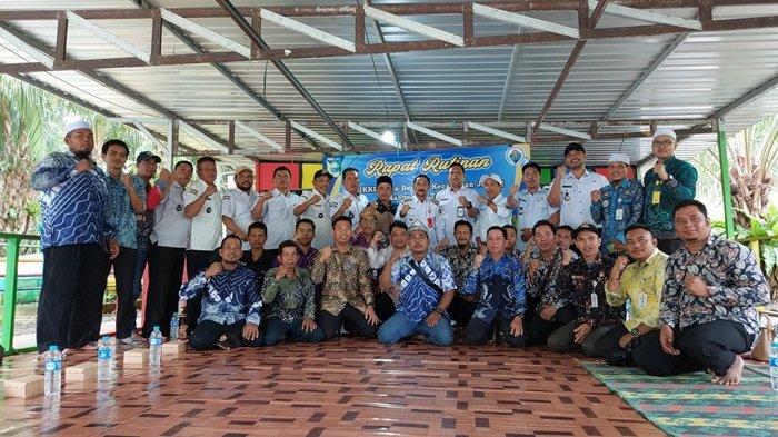 PJ Bupati Tala H Syamsir Rahman (tengah) didampingi Plt Camat Jorong M Fadli berpose bersama para Kades se-Kecamatan Jorong dan Ketua Apdesi dan Ketua IKKD Tala, Rabu (24/4).