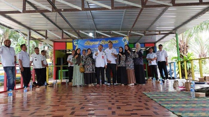 PJ Bupati Tala H Syamsir Rahman (tengah) didampingi Plt Camat Jorong M Fadli berpose bersama para Kades se-Kecamatan Jorong dan Ketua Apdesi dan Ketua IKKD Tala, Rabu (24/4).