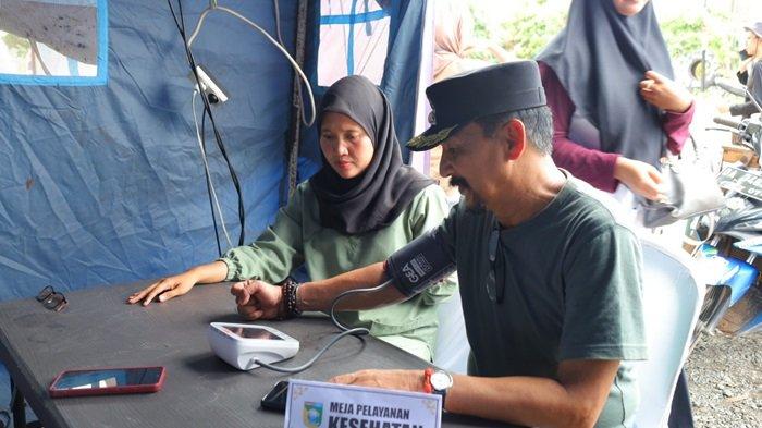 PJ Bupati Tala H Syamsir Rahman turut memeriksakan kesehatannya di Posko Haul Pemkab Tala di Desa Banyu Irang, Sabtu (13/1).