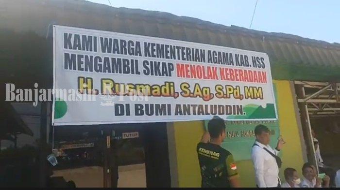 Pagar masuk Kantor Kemenag yang masih digembok para pegawainya.